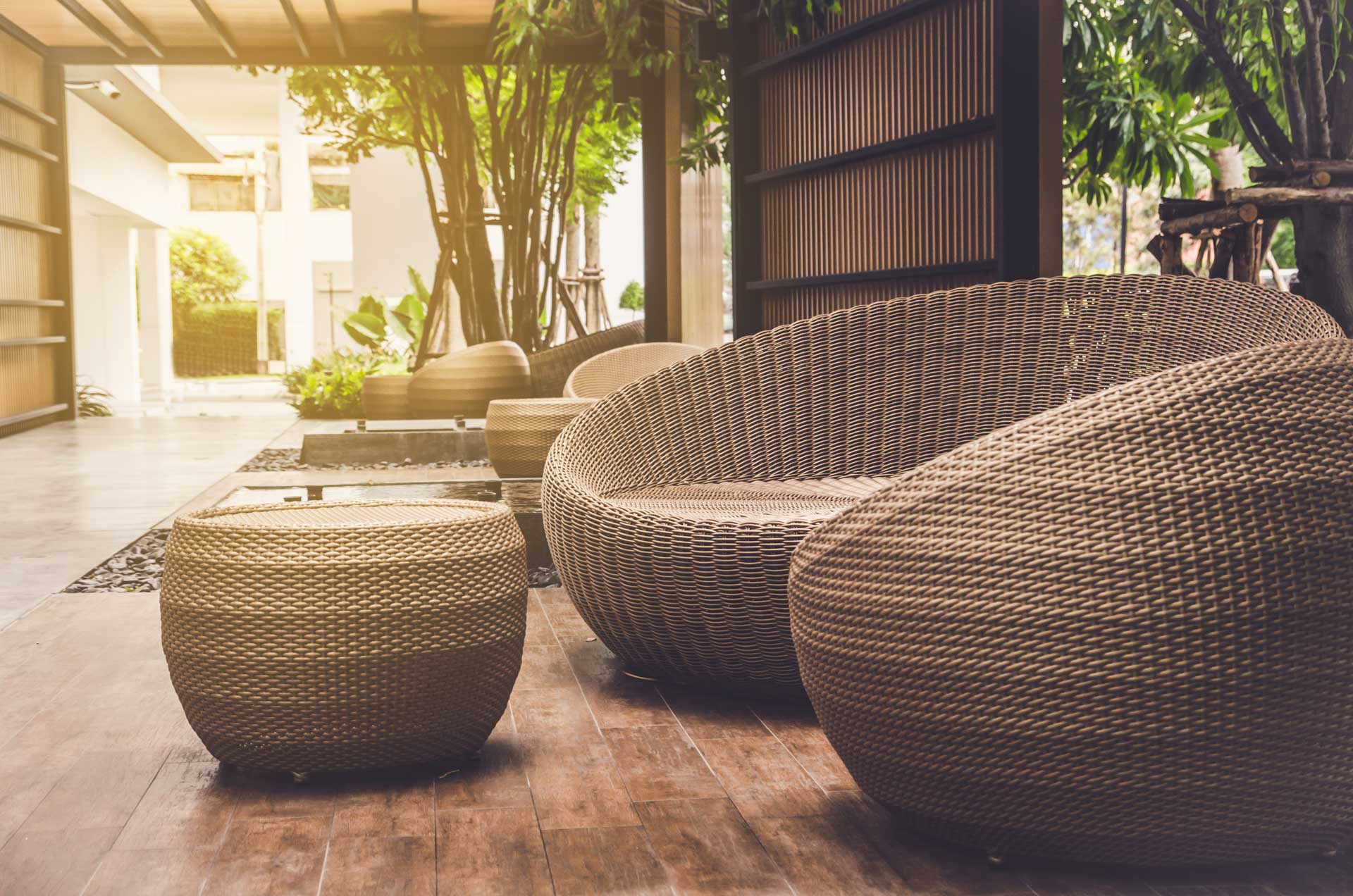 Polyrattan vagy természetes rattan kerti bútort válasszak?